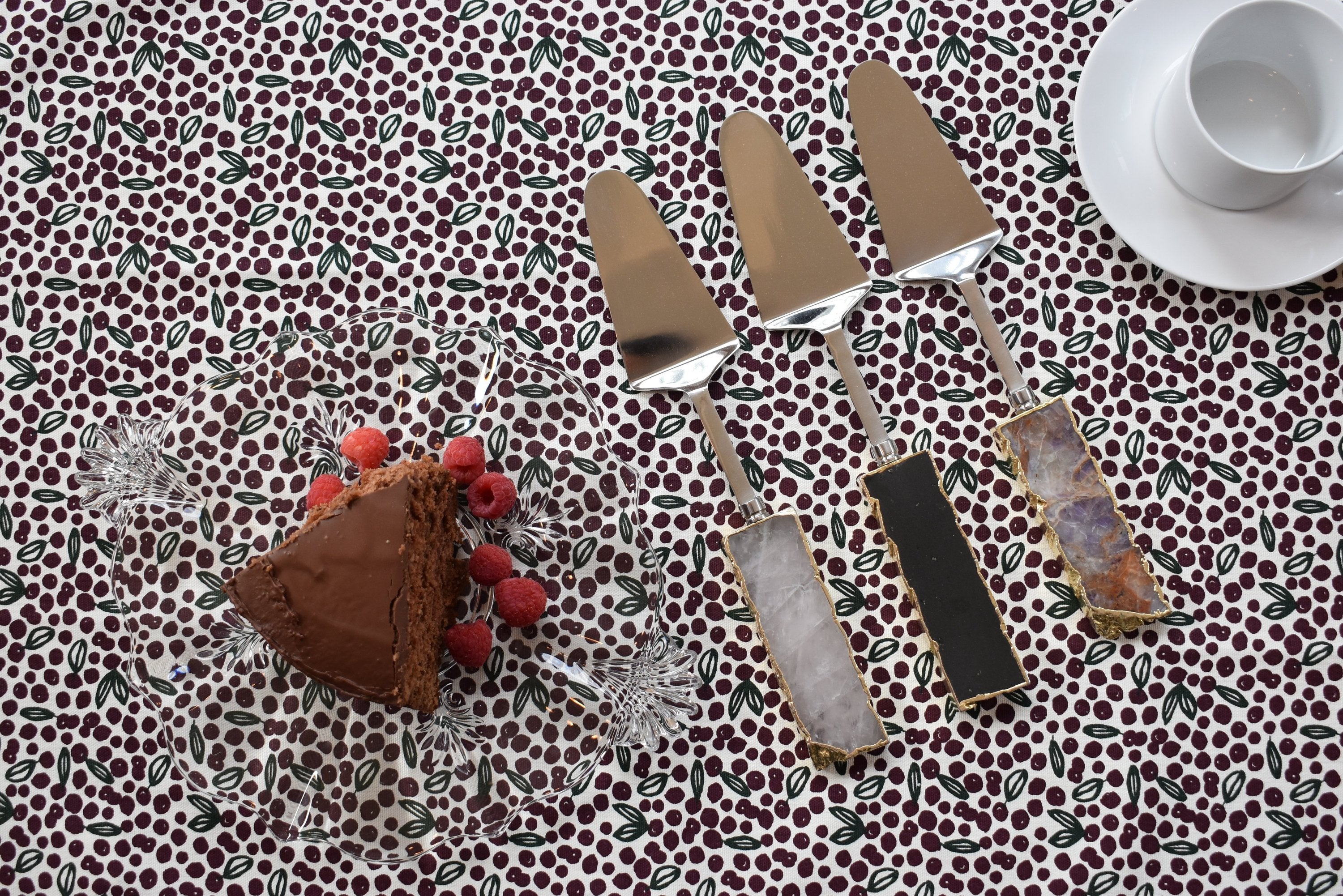 Elegante Kuchenschaufel mit Goldrand