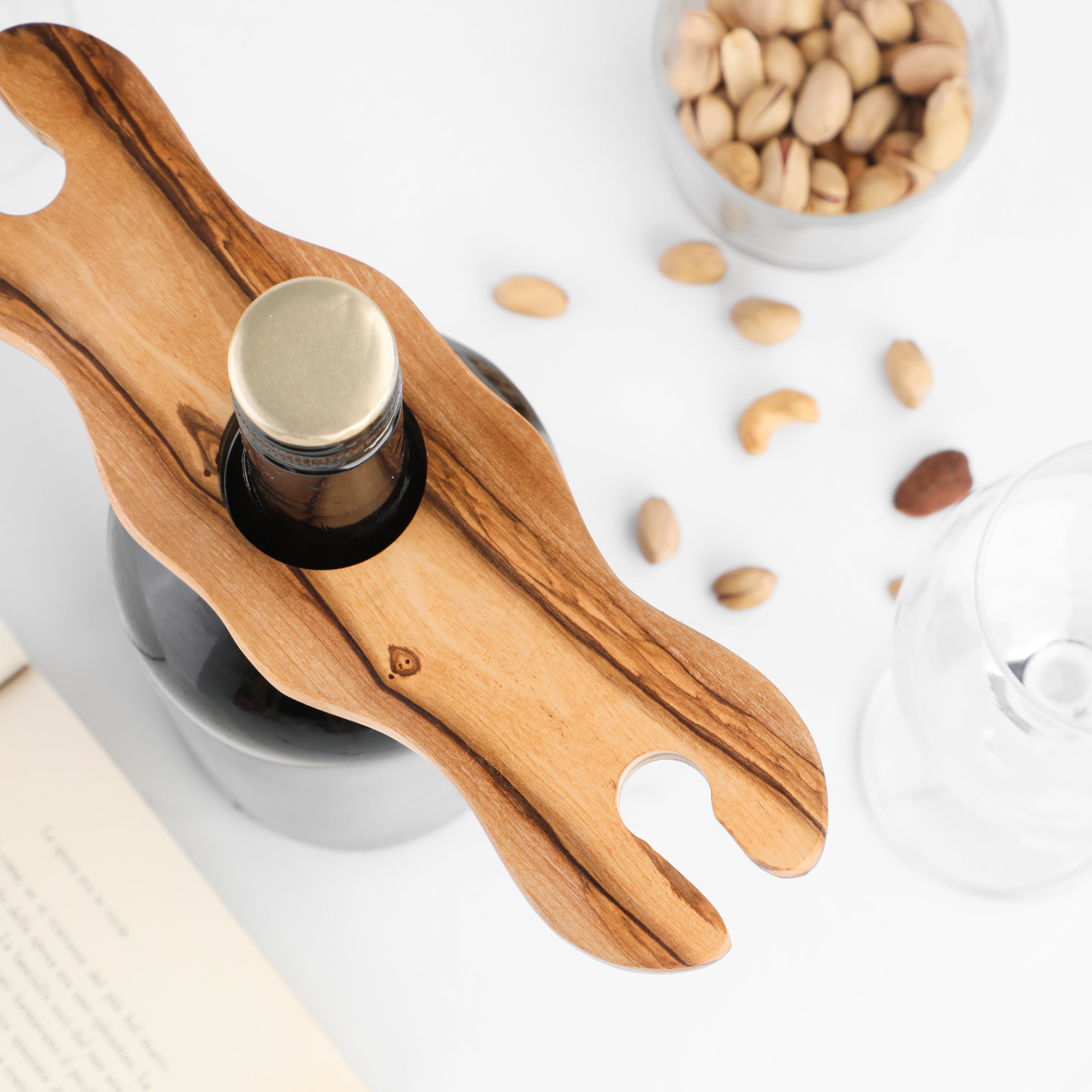 Handgefertigter Glas- und Flaschenhalter aus Olivenholz