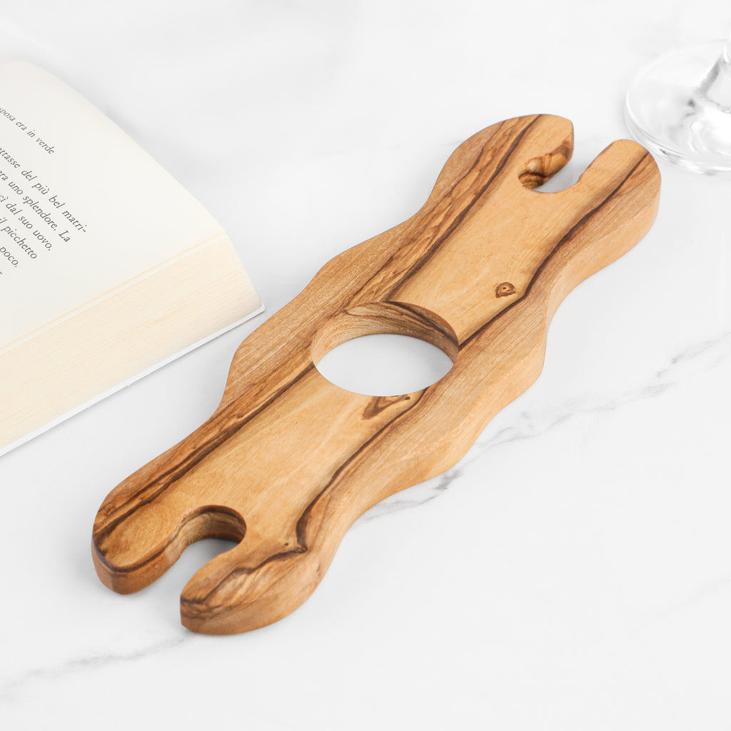 Handgefertigter Glas- und Flaschenhalter aus Olivenholz